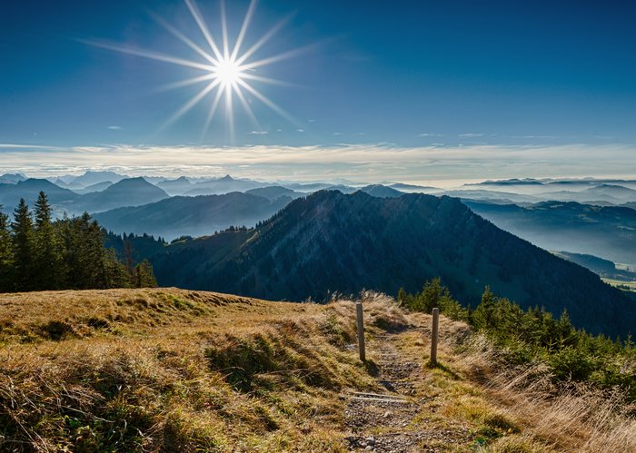 Ein herbslichter Sonnenaufgang beim Kronberg, mit Panoramblick über die nahen Hügel.