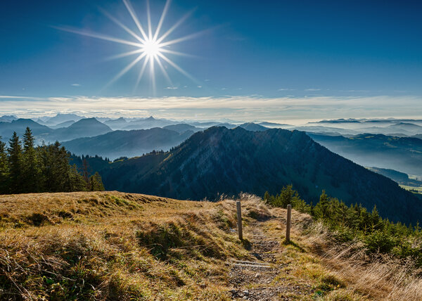 Ein herbslichter Sonnenaufgang beim Kronberg, mit Panoramblick über die nahen Hügel.