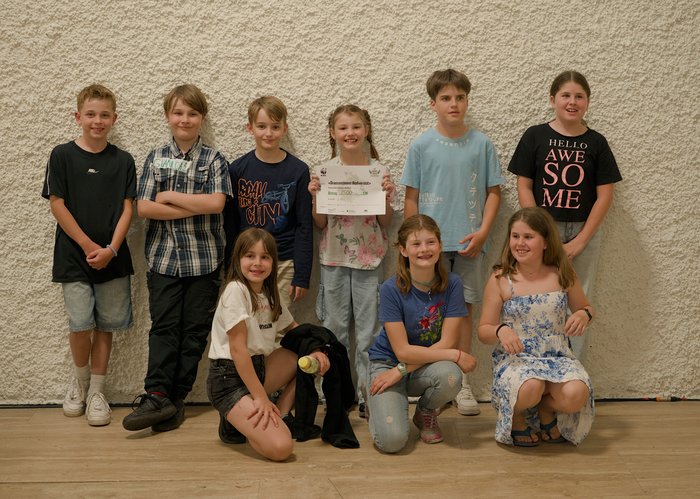 Die Gewinner:innen des Grünen Zweig 2024 posieren für ein Gruppenfoto.