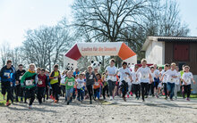 Zahlreiche Schulklassen nehmen an den offiziellen WWF-Läufen in der Ostschweiz teil Zahlreiche Schulkinder starten an einem WWF-Lauf. Sie laufen durch den Torbogen und rennen nach dem Startpfiff los.