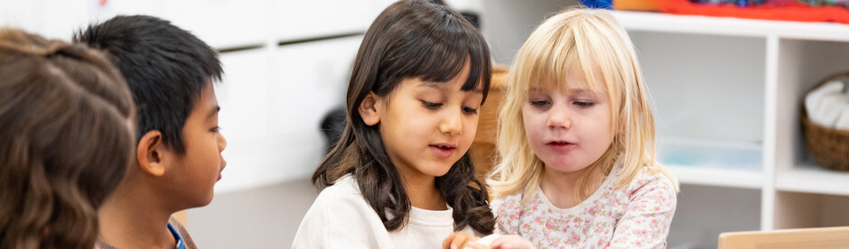 Erlebnisbesuch Vier Kinder bestaunen ein Objekt, das für uns nicht erkennbar ist, welches eines der Mädchen in den Händen hält.