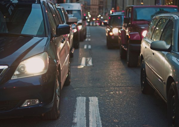 Autos die bei Regenwetter im Stau stehen.